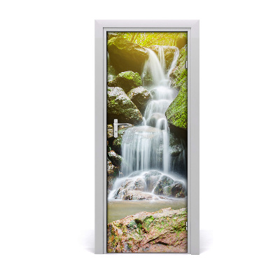 Fototapeta na dveře Vodopad u zelenoj šumi