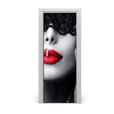 Tapeta na dveře Čipkasta maska s crvenim usnama