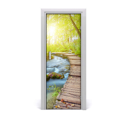 Samolepící fototapeta na dveře Staza od drvenih stupova u šumi