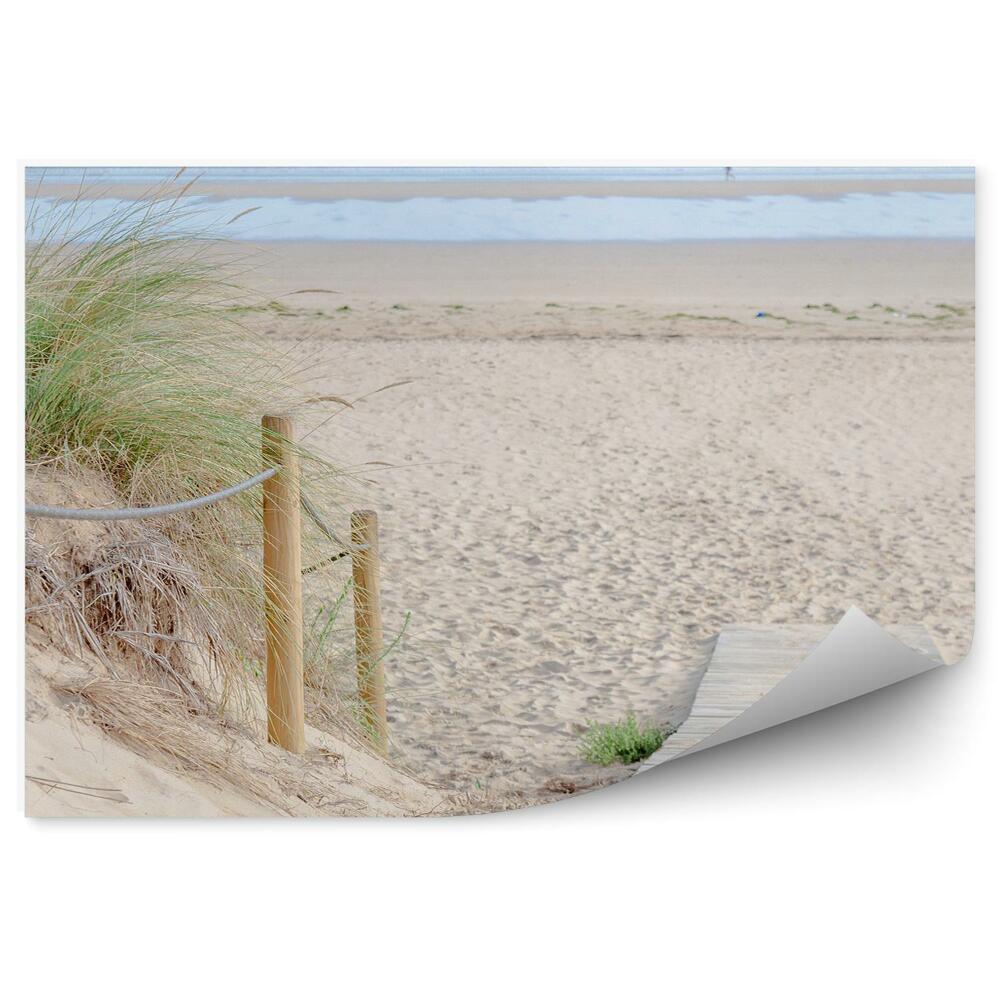 Fototapeta Bílá lávka lehátka palmy pláž oceán obloha mraky