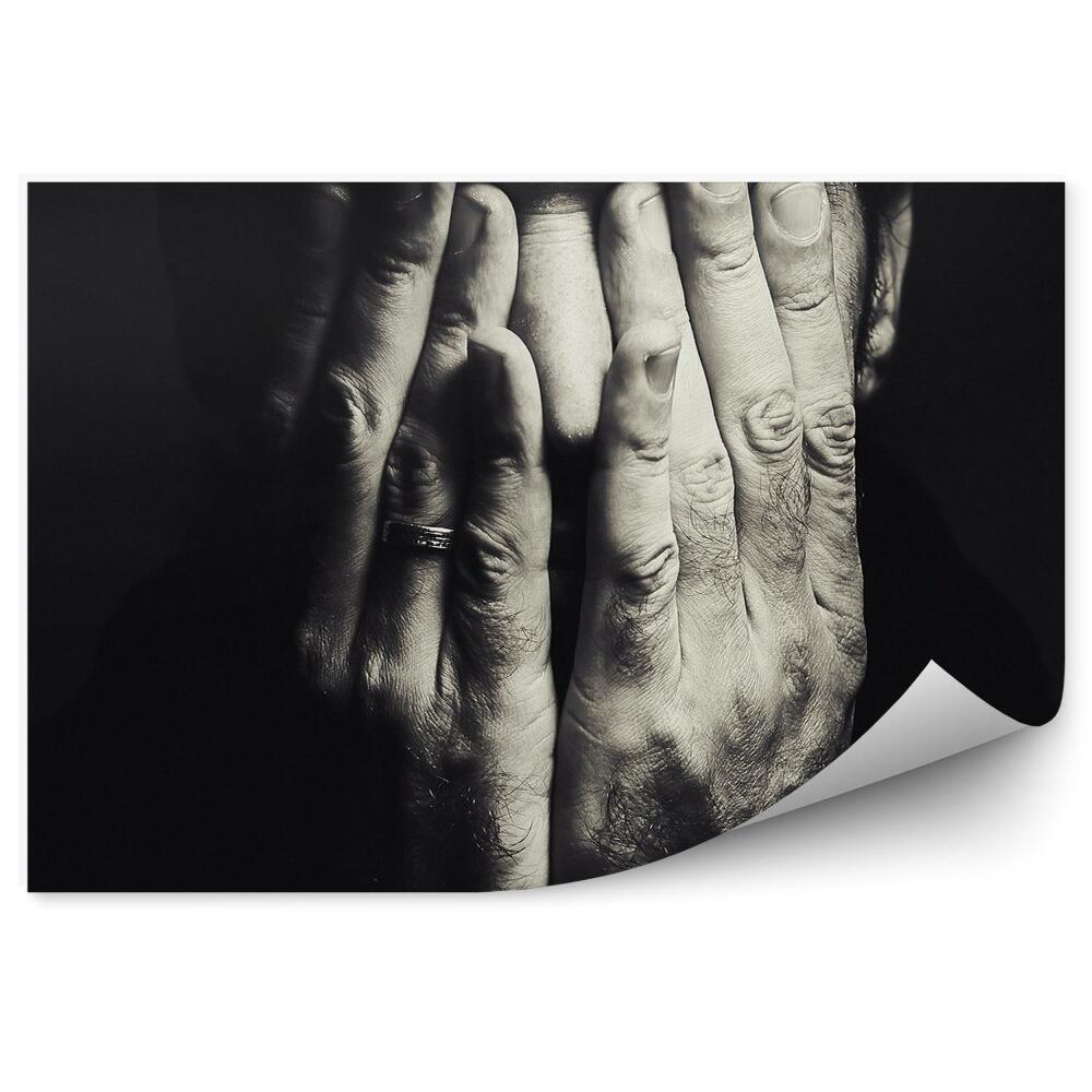 Samolepící fototapeta Muž ruce na obličeji prsten