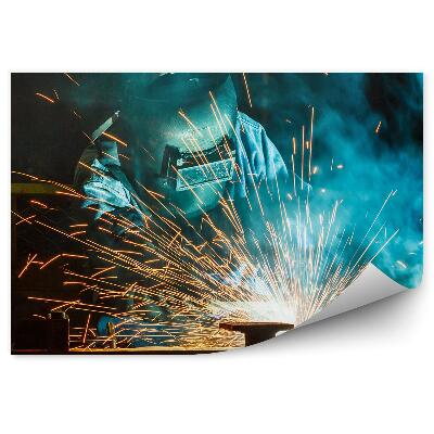 Samolepící fototapeta Dělník svařující v továrně na automobily