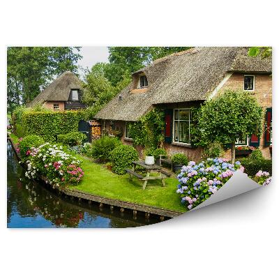 Tapeta Krásná rybářská vesnice stromy řeka nebe mraky