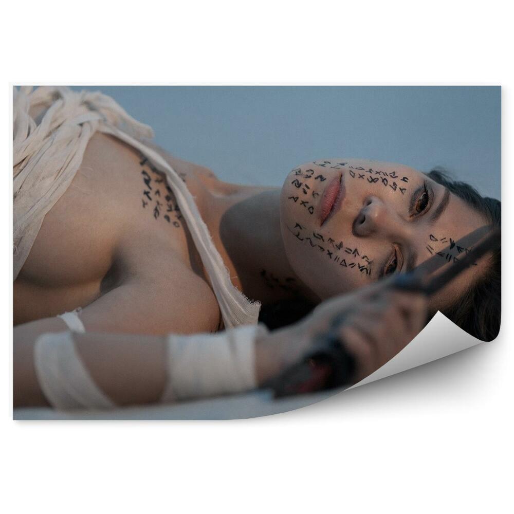 Samolepící fototapeta Dívka na písku mumie Egypt tělo