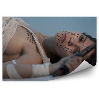 Samolepící fototapeta Dívka na písku mumie Egypt tělo