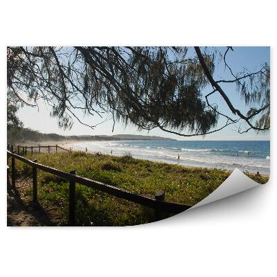 Fototapeta Mrakodrapy palmy slunečníky lidé pláž oceán motorový člun obloha mraky