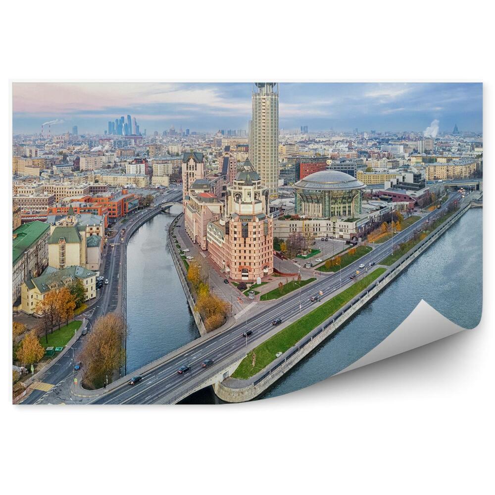 Samolepící fototapeta Panorama města silnice auta lodě stromy řeka obloha mraky