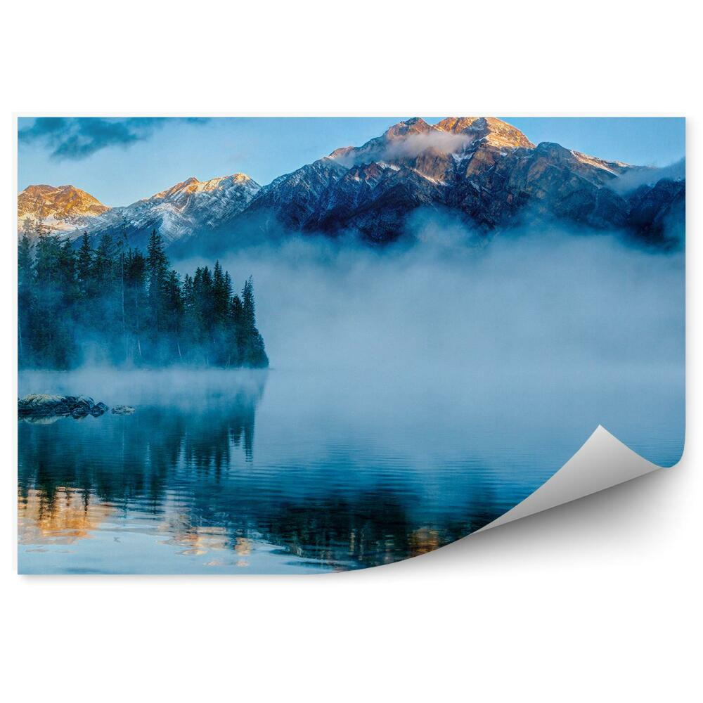 Fototapeta na zeď Mlhavé svítání nad Pyramid Lake v Jasper Alberta USA