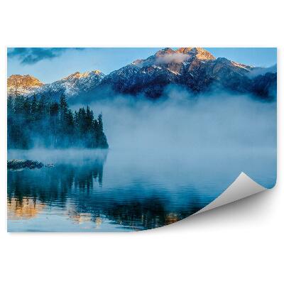 Fototapeta na zeď Mlhavé svítání nad Pyramid Lake v Jasper Alberta USA