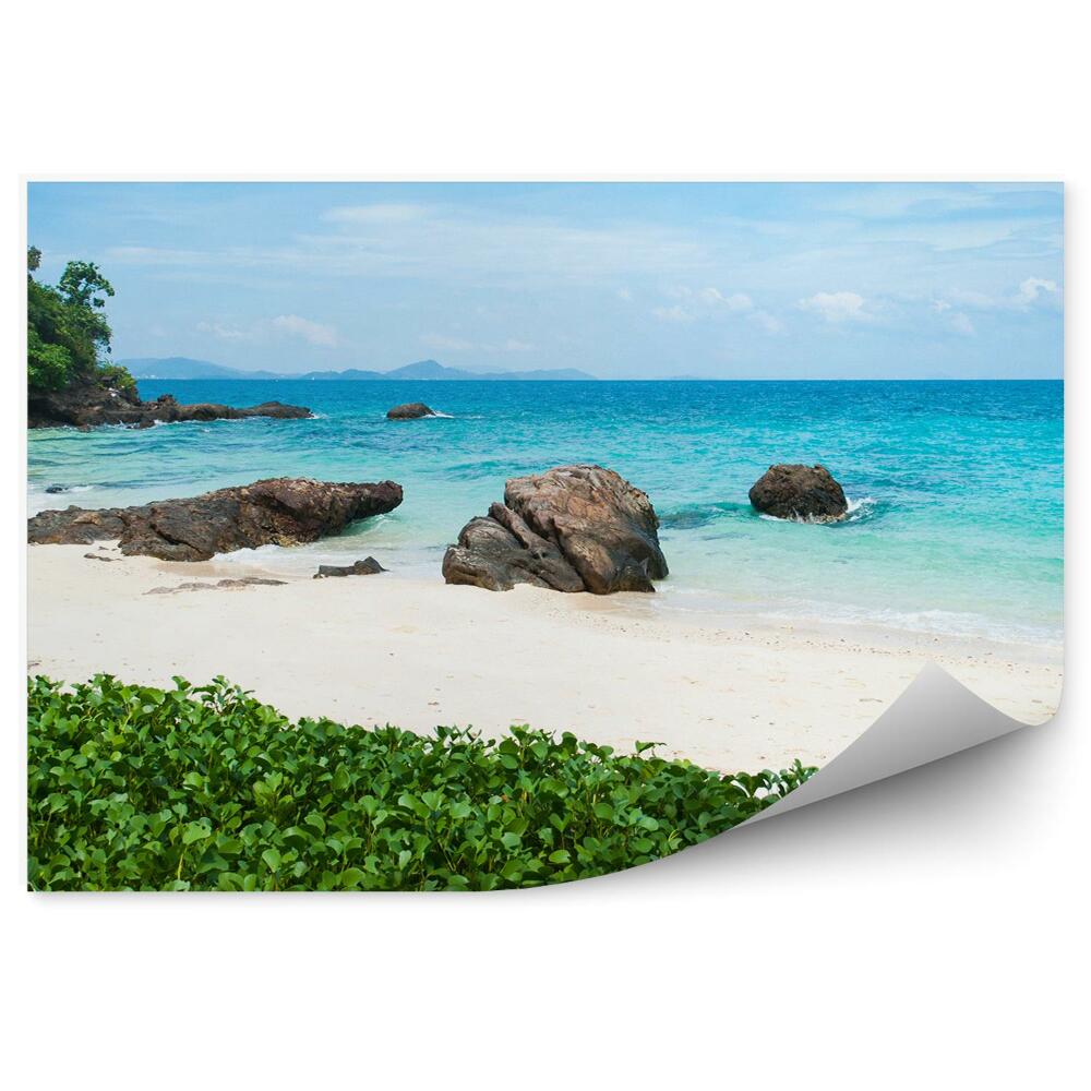 Samolepící fototapeta Pláž modrá voda skály vegetace