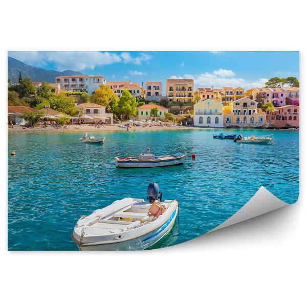 Fototapeta Barevné budovy stromy lodě obloha mraky oceán ostrov Kefalonie