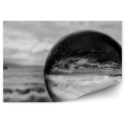 Samolepící fototapeta Černá a bílá koule odrážející vlny krajiny