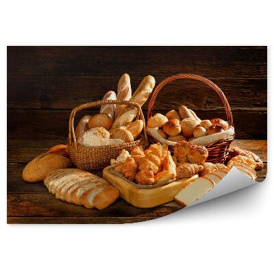 Fototapeta Různé druhy chleba v proutěném košíku na starém dřevěném pozadí
