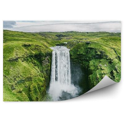 Samolepící fototapeta Zelená pole vodopád turisté krajina