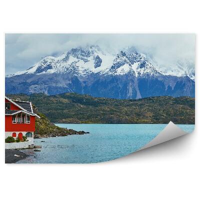 Samolepící fototapeta Červený dům u jezera Pehoe v Torres del Paine