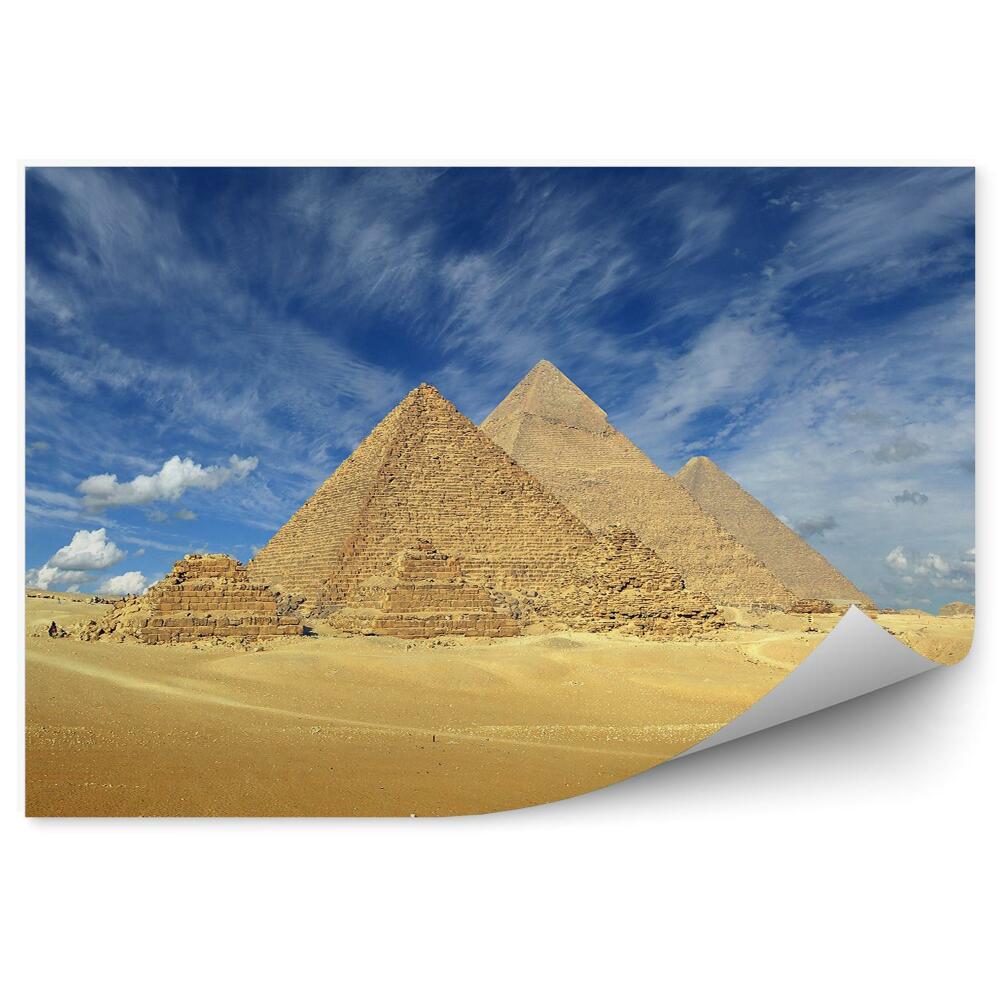 Samolepící fototapeta Pyramidy v poušti lemují zataženou oblohu