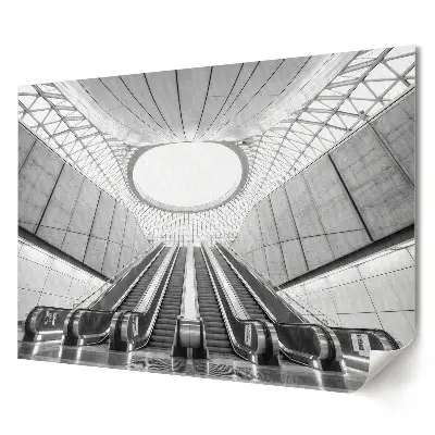 Plakát s fotografií moderní stanice metra v monochromatickém stylu