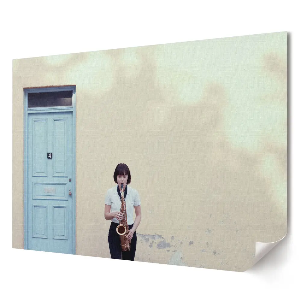 Odolný nástěnný plakát Saxofonista u modrých dveří