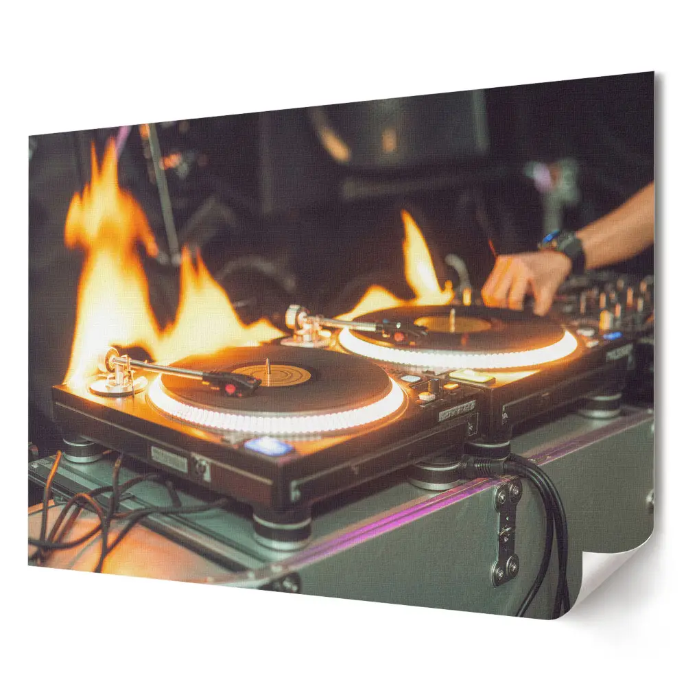 Odolný nástěnný plakát DJ s hořícími deskami na pódiu