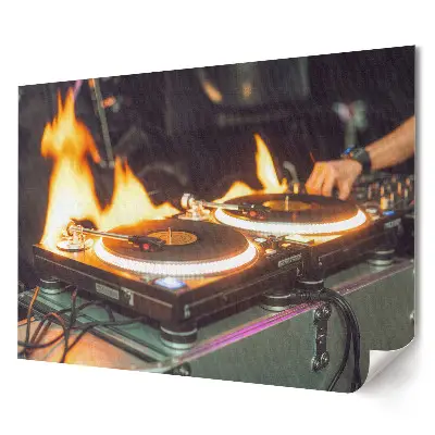 Odolný nástěnný plakát DJ s hořícími deskami na pódiu