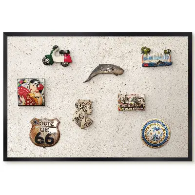 Ozdobná magnetická tabule v černém rámu s jemným béžovým texturovaným vzorem