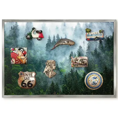 Magnetická tabule v rámu Hustý les v mlze se zelení a světlem