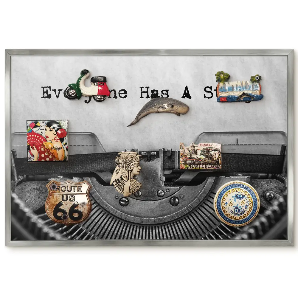 v stříbrném rámu s motivem retro psacího stroje