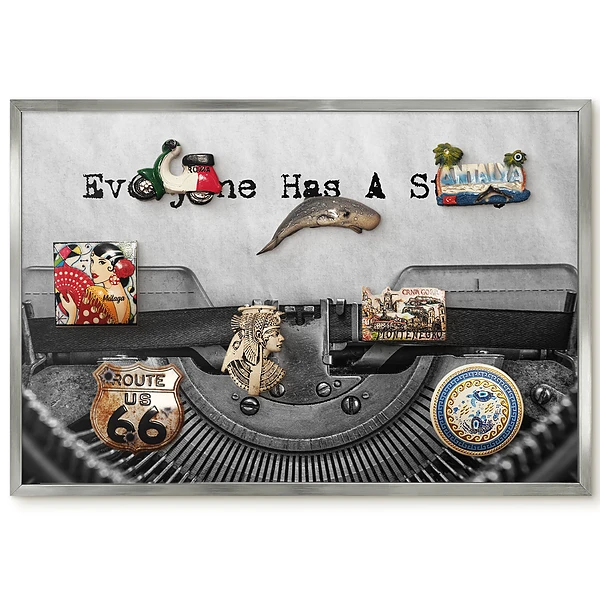 v stříbrném rámu s motivem retro psacího stroje