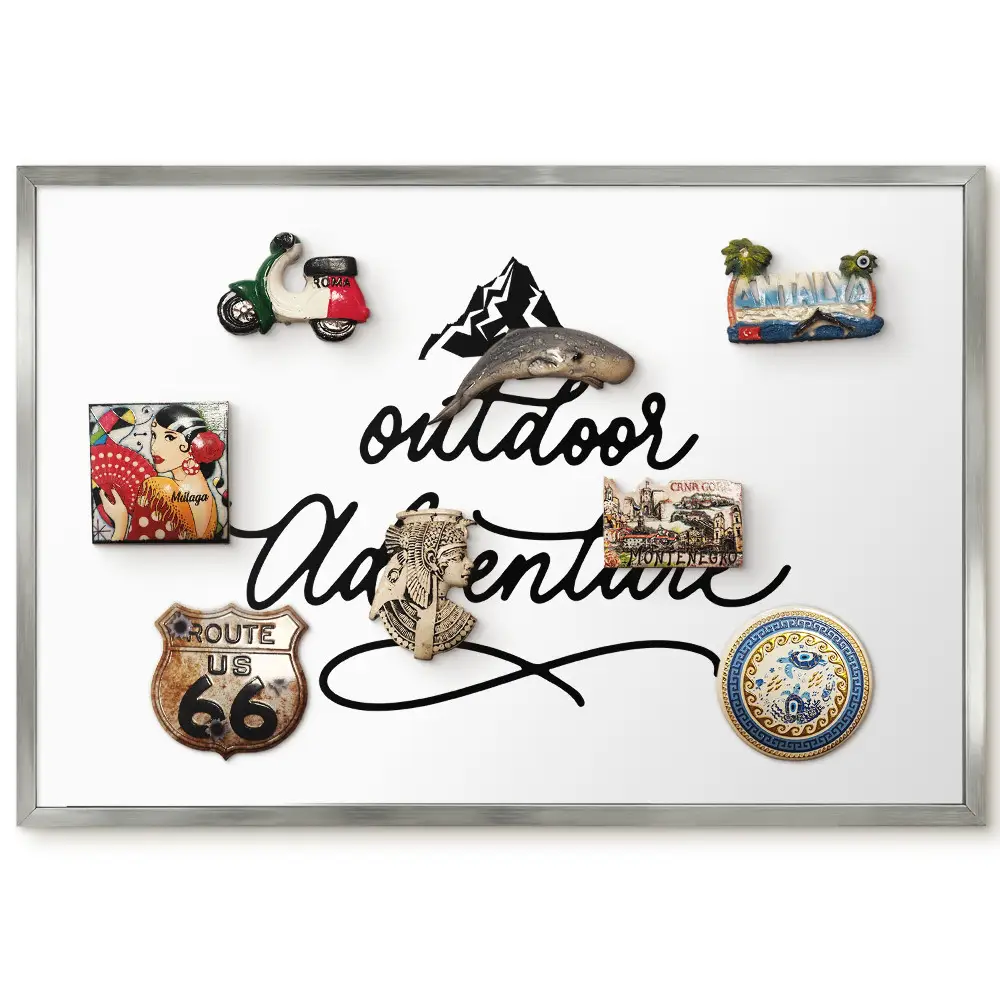Magnetická tabule v rámu s ilustrací hor a dobrodružnou tematikou