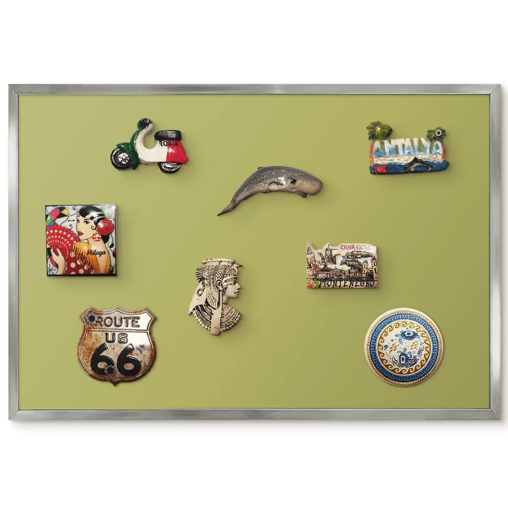 Magnetická tabule na lednici ve stříbrném rámu s minimalistickým zeleným vintage pozadím