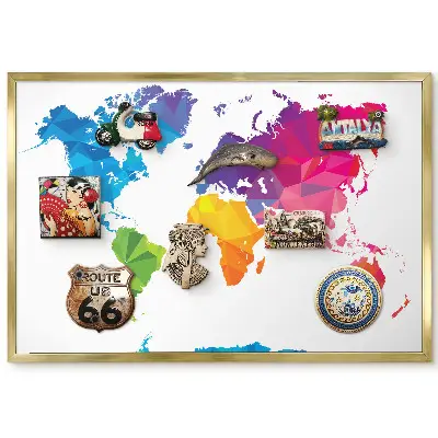 Magnetická tabule v rámu ve zlaté barvě s motivem barevné geometrické mapy světa