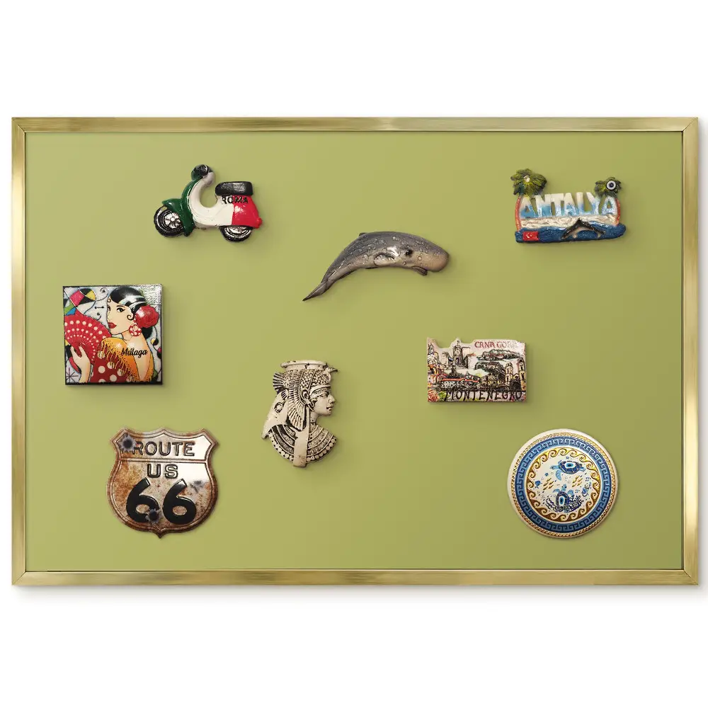 Magnetická tabule ve zlatém rámu s minimalistickým zeleným vintage pozadím