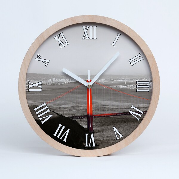 Okrúhle dřevěne hodiny Sanfranciský most