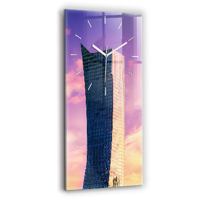 Vertikální hodiny na skle Mrakodrap ve Varšavě