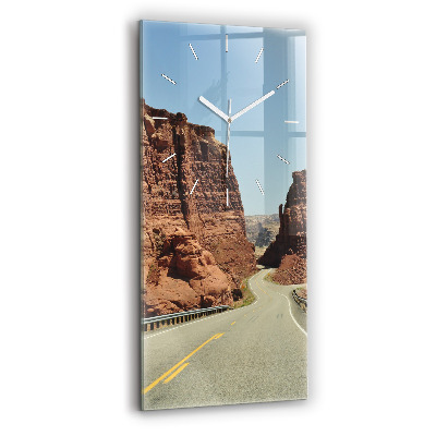 Vertikální hodiny na skle Route 66 v USA