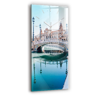 Vertikální hodiny na skle Španělské náměstí v Seville