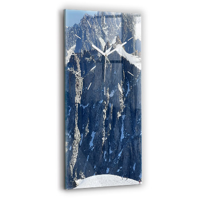 Vertikální hodiny na skle Alpy v zimě